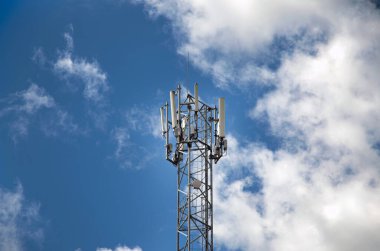 Telekomünikasyon kulesi 4G, 5G vericili. Telekomünikasyon kulesinden mavi gökyüzüne anten gönderen hücresel baz istasyonu..