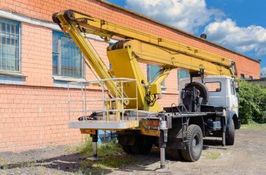 Mobil Crane, inşaat alanında bir yol ve kule vinci üzerinde