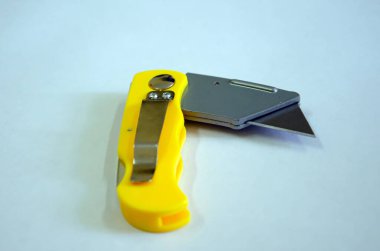 Tipik paslanmaz çelik ofis kâğıt kesicisi. Kırpma yolu ile. Beyaz bg üzerinde kağıt kesicisi. Ofis kağıdı kesme aracı.