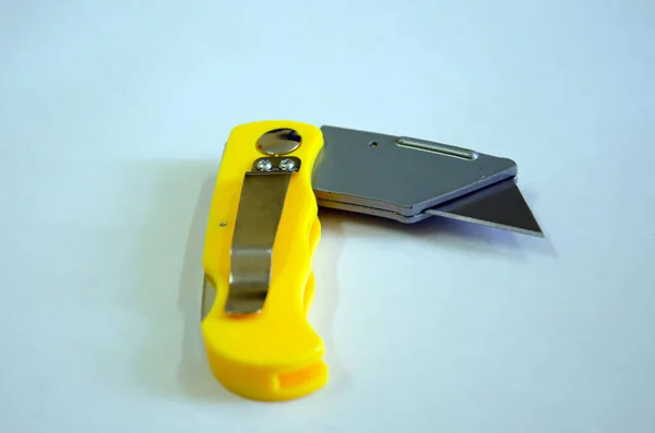Typický Nůž Kancelářské Potřeby Nerezové Oceli Stopami Výstřižcích Nůžky Papír — Stock fotografie