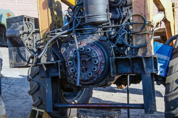 Vieux tracteurs rouillés pneu arrière à plat. industrielle — Photo