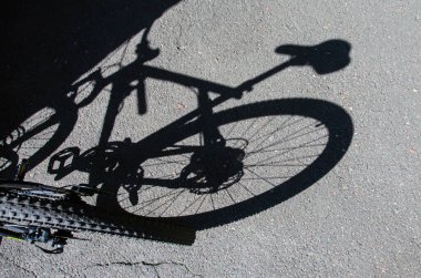 Amsterdam motosikletinin siyah beyaz gölgesi