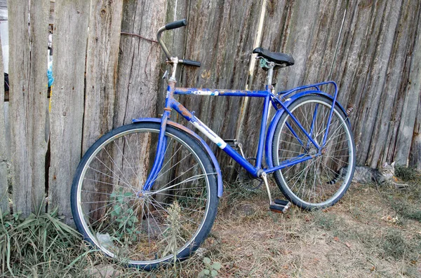コンクリートの壁の近くに古い錆びたヴィンテージ自転車 — ストック写真