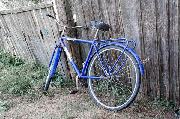 Velha Bicicleta Vintage Enferrujada Perto Parede Concreto — Fotografia de Stock