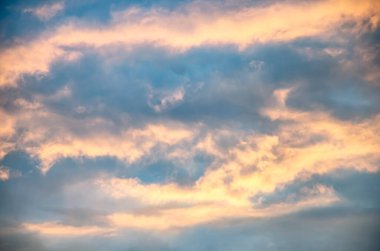 Güneş ışığı mavi ve kırmızı ile güzel bulutlar