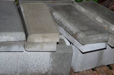 Yolun yeniden inşasından önce kaldırımda bir yığın Gri Beton yol var. Yeni kaldırım için beton inşaat kaldırımları