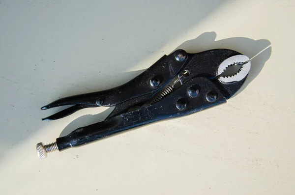 带锁钳的金属管夹 也被称为Vise Grips或Mole Wrench或Vice Grip — 图库照片