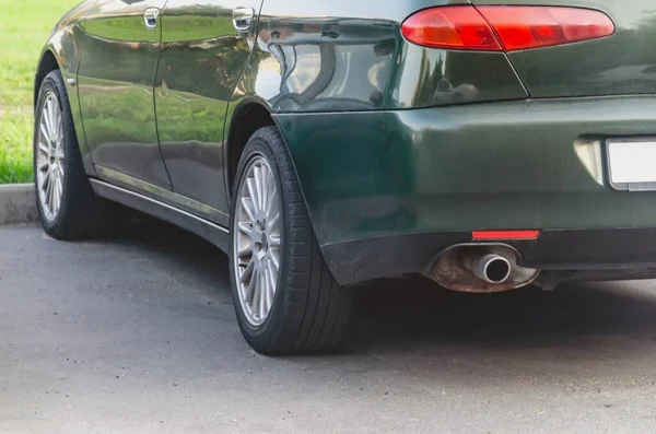 Asfalt otoparkta duran bir araba arkadan çekiliyor.