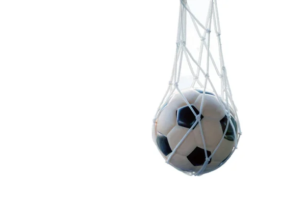 Siyah ve beyaz futbol topunun ağırlığı ağda, izole edilmiş beyaz arka planda, hatıralar.