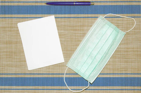 Notebook Öko Tollal Kék Orvosi Maszkkal Ezüst Alapon Fekszik Koronavírus — Stock Fotó