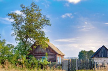 Eski SSCB 'nin iç kesimlerinde bir yerde kerestelerden yapılmış eski bir köy evi..