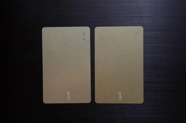 Візитка MockUp US Standard 3,5 х 2 дюйми. Золоті грубі паперові картки ізольовані на чорному тлі . — стокове фото
