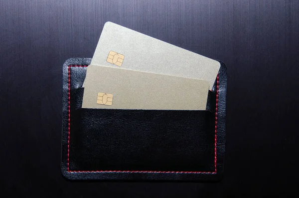 Візитка MockUp US Standard 3,5 х 2 дюйми. Золоті грубі паперові картки ізольовані на чорному тлі . — стокове фото