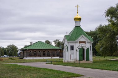 Şairi okuduğu taşra okulunun yakınındaki şapel. 