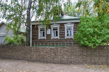 Burada doğdu ve büyük Rus şair Sergei Alexandrovich Yesenin (1895 - 1925) yaşadı. Konstantinovo