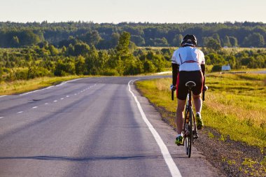 Bisikletli yolda. Gün batımı ve doğa
