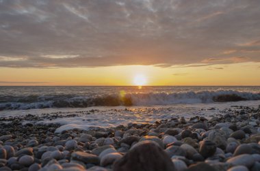 Deniz kıyısında gün batımı