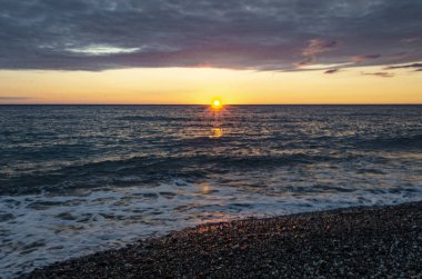Deniz kıyısında gün batımı