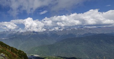 Dağların üzerinden bulutlar