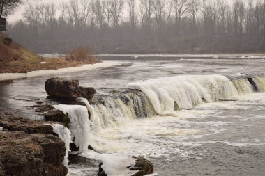 Şelale kış buz kaplı. Çok soğuk.