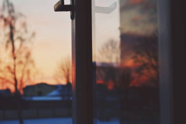 Sunrise yansıma penceresinde