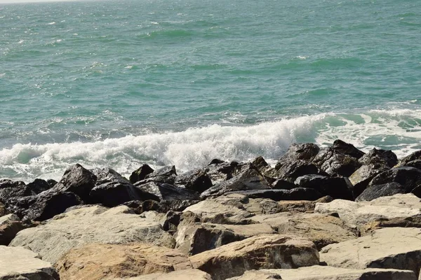 Wellen Krachen Gegen Felsige Küste — Stockfoto