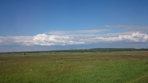 Спокойный Летний Пейзаж Облаками Катящимися Над Полем — стоковое фото