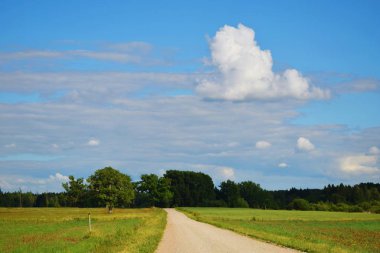 Alan üzerinde haddeleme bulutlar, sakin yaz yatay