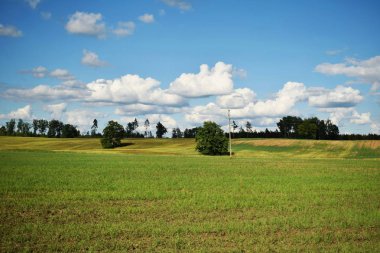 Alan üzerinde haddeleme bulutlar, sakin yaz yatay