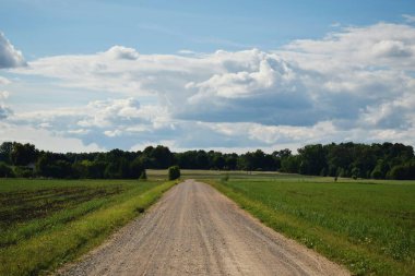 Alan üzerinde haddeleme bulutlar, sakin yaz yatay