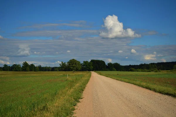 Alan üzerinde haddeleme bulutlar, sakin yaz yatay