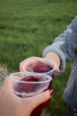 Hadi bir şeyler içelim.