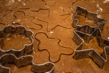 Noel için gingerbread çerezleri fırın