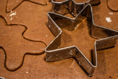 Noel için gingerbread çerezleri fırın