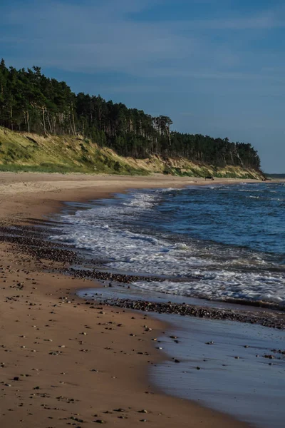 Sahilde mavi gökyüzü