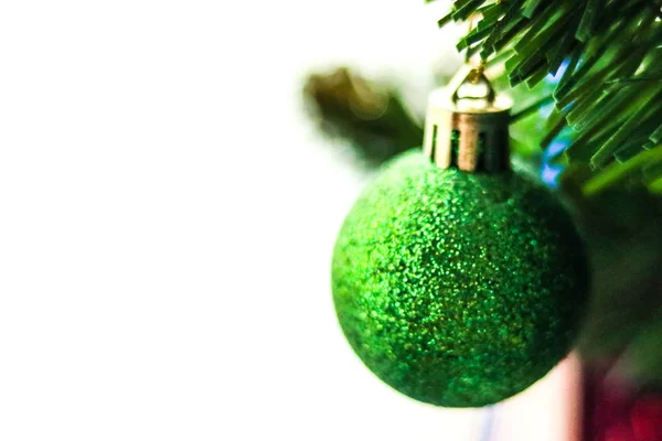 圣诞树上的绿色球圣诞装饰 — 图库照片