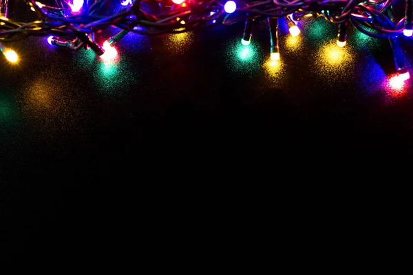 圣诞节背景与灯光和自由文本空间 圣诞灯边框 在黑色背景上发光五颜六色的圣诞灯 新的一年 — 图库照片