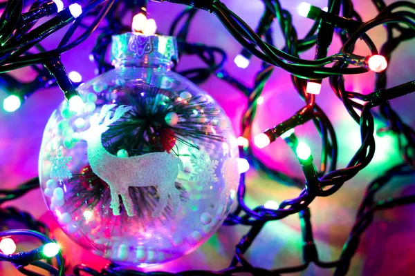 圣诞节白色球在五颜六色的灯光背景 文本的可用空间 — 图库照片