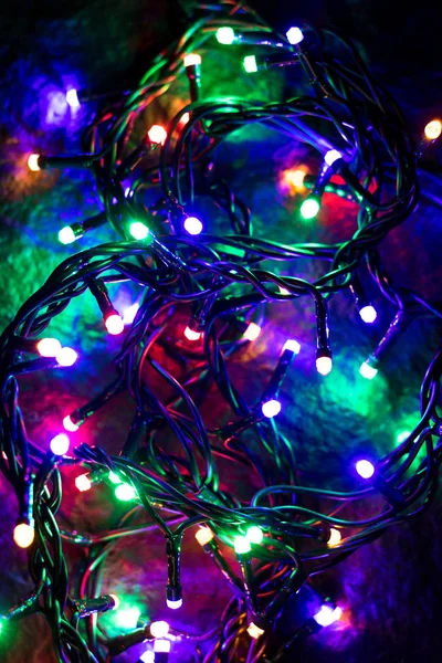 圣诞节背景与五颜六色的灯光 在黑色背景上发光五颜六色的圣诞灯 新的一年 圣诞节 — 图库照片