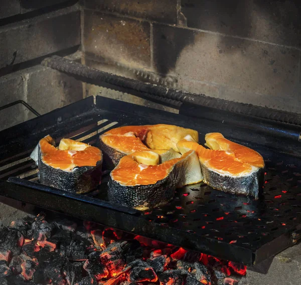 暖炉の火にサーモンの つのステーキ — ストック写真