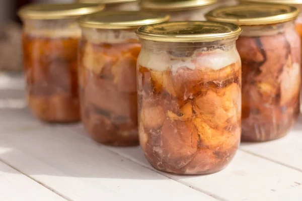 Carne Enlatada Frasco Vidro Uma Mesa Madeira Branca — Fotografia de Stock