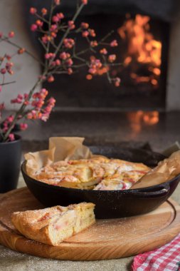 Çocuk oyuncağı. Fırın yanında elmalı turta. Otantik bir görünüm.