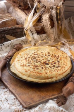 Tabakta krep. Rustik masa örme beyaz bir masa örtüsü ile kaplıdır. Açık renk aralığı. Çocukluk anıları