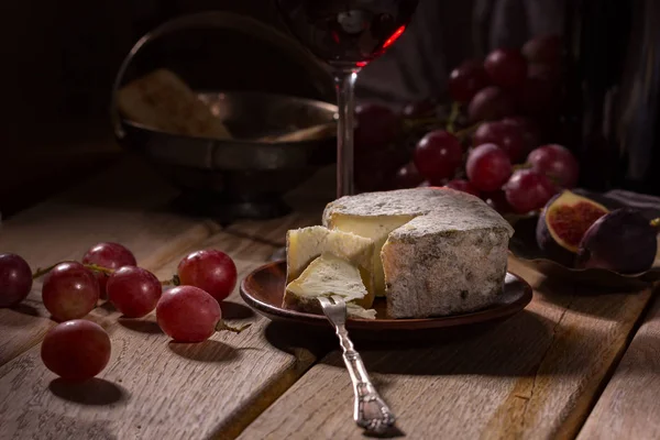 小叉子上的一块蓝色奶酪 靠近葡萄和葡萄酒 横向照片 — 图库照片