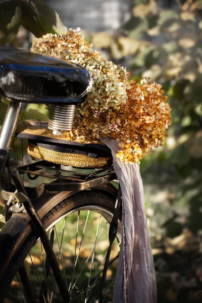 Ein Üppiger Strauß Getrockneter Blumen Einem Strohhut Auf Einem Schwarzen — Stockfoto