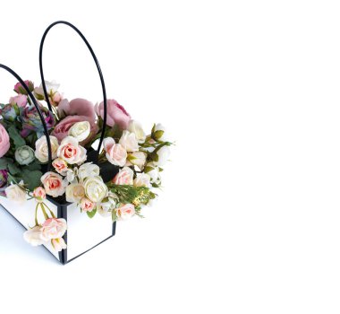 Çantanın içinde çiçekler. Beyaz arka planda izole edin. Tebrik kartı için bir fikir. Uzayı kopyala Çiçek hediye fikri. Bahar tatili.