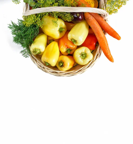 Primer Plano Verduras Canasta Blanca Sobre Fondo Blanco Vista Superior —  Fotos de Stock