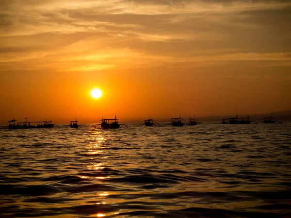 balıkçı anda günbatımı üzerinde bir görünüm