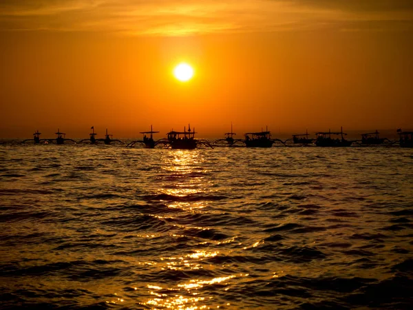 balıkçı anda günbatımı üzerinde