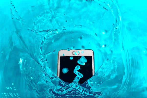 Una Caída Teléfono Agua Imagen De Stock